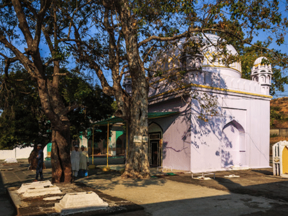 Dargah of Sheikh Shah Jalaluddin Ganj-e-Rawa at Khuldabad, built over a former sacred Hindu temple site near Pariyon ka Talab.