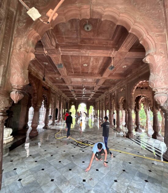 टीम रामदूत रीस्टोर्स ने कृष्णपुर छत्री (इंदौर) में सफाई अभियान शुरू किया आहिल्याबाई होल्कर की धरोहर को मिल रही है नई पहचान